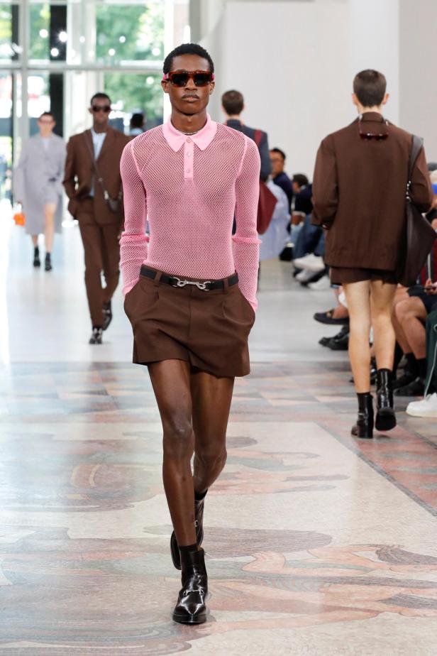 Ein Model präsentiert eine Kreation aus der Gucci Frühjahr/Sommer 2025 Kollektion während der Fashion Week in Mailand.