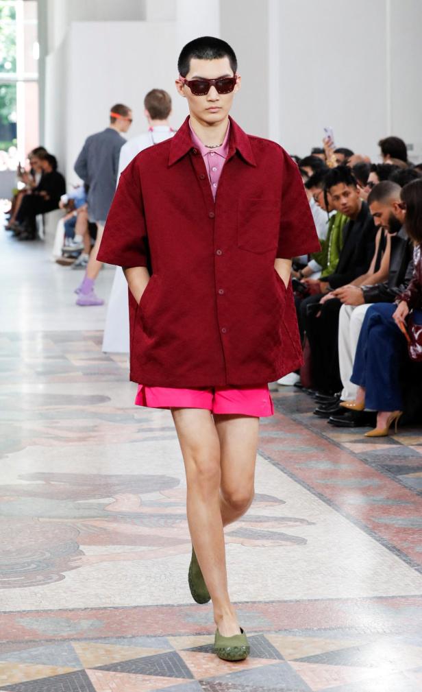 Ein Model präsentiert eine Kreation aus der Gucci Frühjahr/Sommer Kollektion 2025 während der Fashion Week in Mailand.