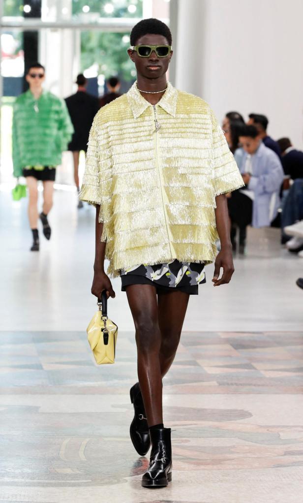 Ein Model präsentiert eine Kreation aus der Gucci Frühjahr/Sommer Kollektion 2025 während der Fashion Week in Mailand.
