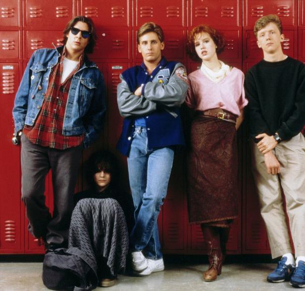 Die Hauptdarsteller des Films „The Breakfast Club“ posieren vor roten Spinden.