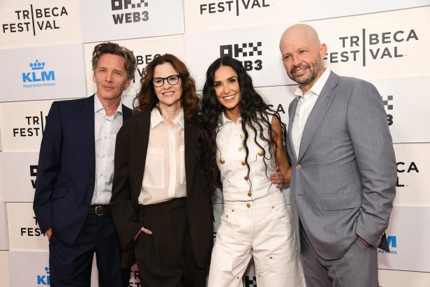 Die Schauspieler Tim Robbins, Mary Steenburgen, Demi Moore und Jon Favreau posieren auf dem Tribeca Film Festival.