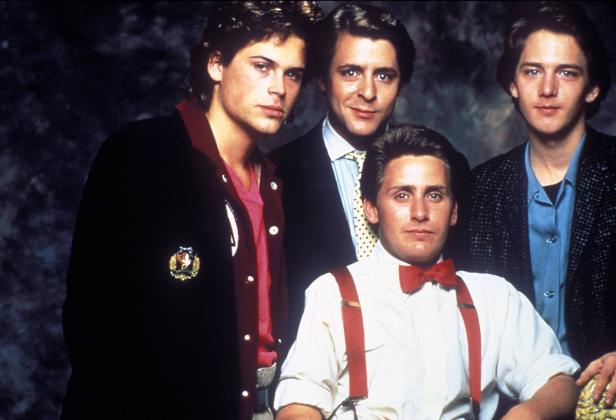 Eine Gruppe junger Männer, darunter Rob Lowe und Emilio Estevez, posiert für ein Foto.