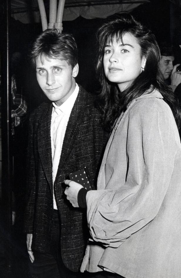 Emilio Estevez und Demi Moore posieren für ein Schwarzweißfoto.