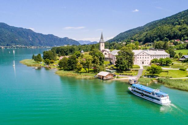 Blick auf den malerischen Ossiacher See