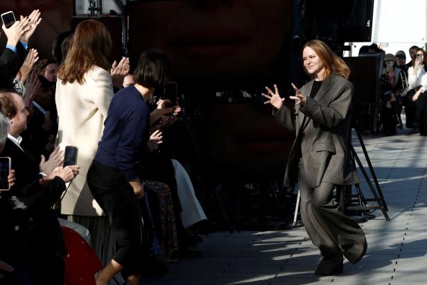 Stella McCartney auf dem Laufsteg ihrer Fashionshow.