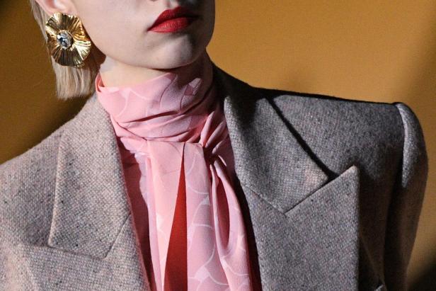 Ein Seidentuch passt gut zum Blazer.