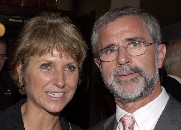 Eine Frau und ein Mann mittleren Alters posieren für ein Foto.