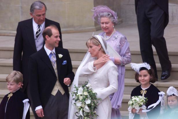 Edward und Sophie, im Hintergrund der Vater der Braut und Queen Elizabeth II.