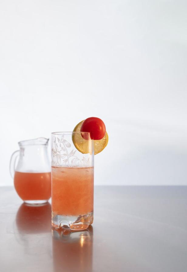 Alkoholfreier Aperitivo mit aromatisiertem Wasser oder Kefir.