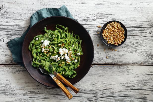 Spinat Pasta mit cremigem Pesto, Pinienkernen und Feta 