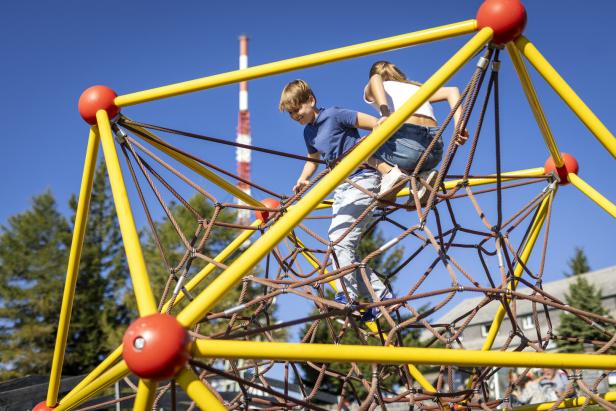 Zwei Kinder in Spielgerüst bei der Bergstation am Schöckl