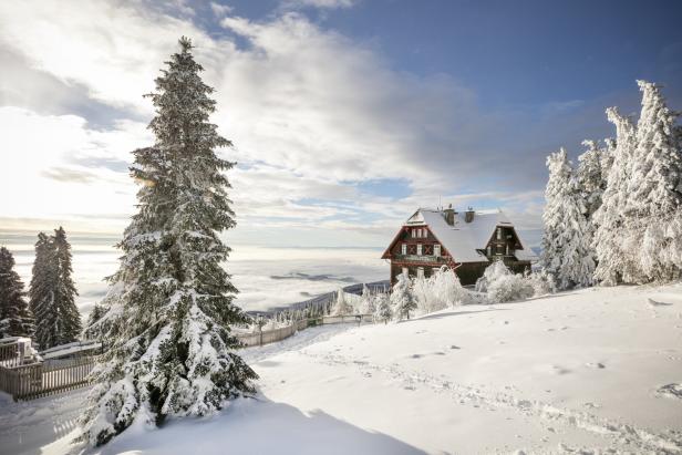 Stubenberghaus auf dem Schöckl bei Graz im Winter, sonnige Schneelandschaft