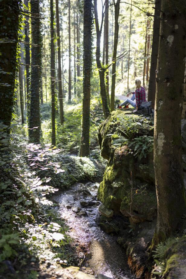 Frau sitz im Wald