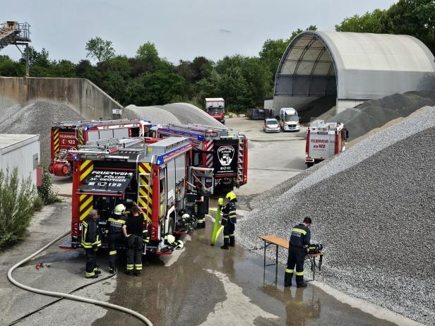 NÖ: Feuerwehren mussten brennende Maschine löschen