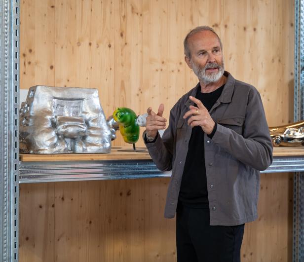 Erwin Wurm präsentiert Skulpturen in einem Regal.