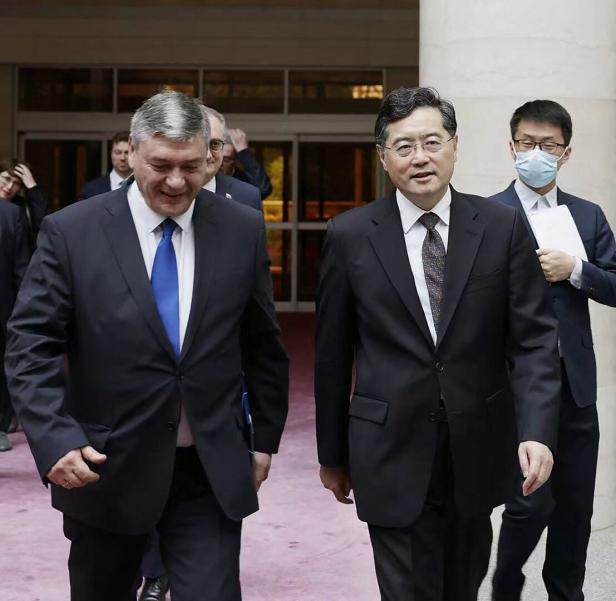 Chinas Ex-Außenminister seit einem Jahr verschwunden: Was darüber bekannt ist