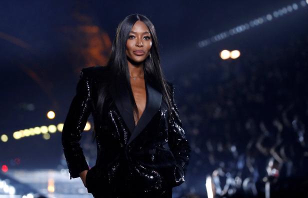 Naomi Campbell trägt einen glitzernden schwarzen Blazer.