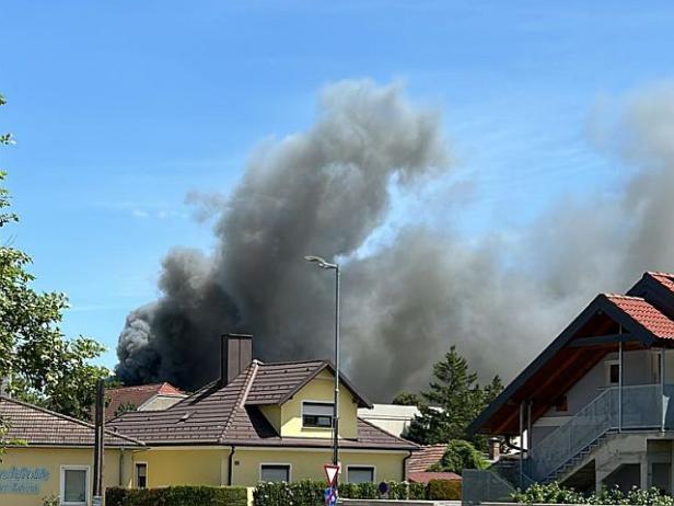 Über 200 Einsatzkräfte kämpften gegen Brand in Orth an der Donau