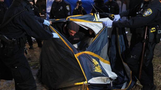 "Occupy": Polizei besprühte 84-Jährige mit Pfefferspray