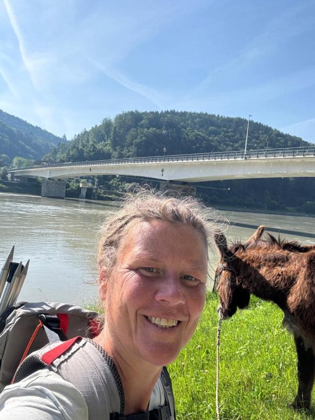 Bäuerin und Esel wandern einen Sommer lang Seite an Seite