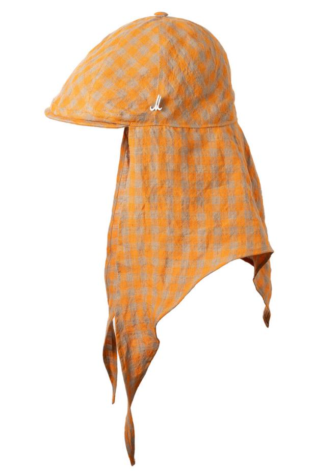 Eine orangefarbene Schirmmütze mit Nackenschutz im Karomuster.
