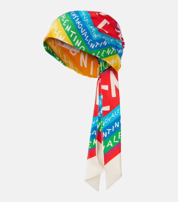 Ein bunter Valentino-Turban mit Logo-Muster und langen Bändern.