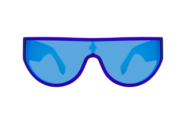 Eine blaue, futuristisch anmutende Sonnenbrille vor einem weißen Hintergrund.