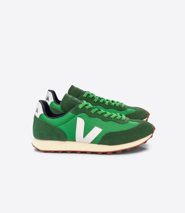 Ein Paar grüne Veja-Sneakers mit weißen Logos stehen auf einem weißen Hintergrund.