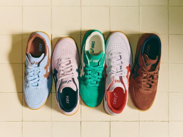 Fünf verschiedenfarbige Asics-Sneaker der Marke HAY stehen auf einem gefliesten Boden.