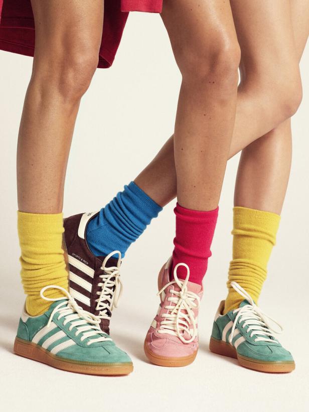 Drei Personen tragen farbige Socken und Adidas-Sneaker.