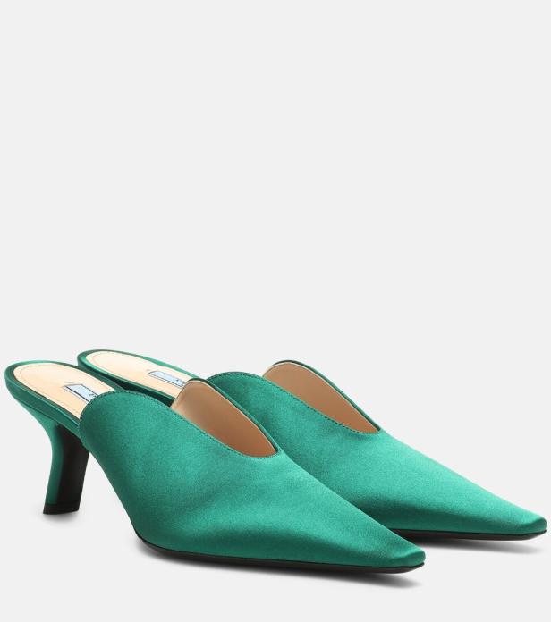 Ein Paar smaragdgrüne Prada-Slingpumps mit spitzer Zehenpartie.