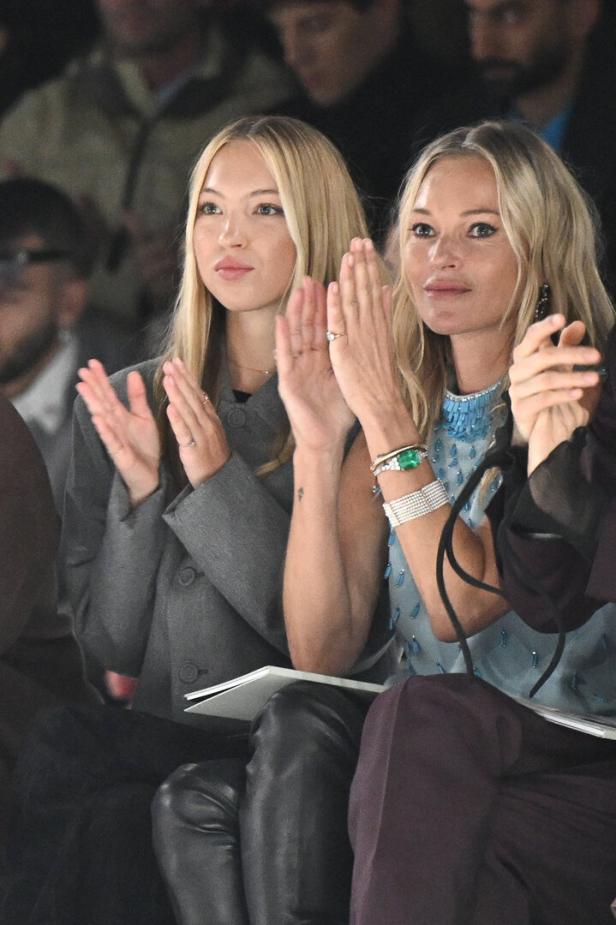 Kate Moss und ihre Tochter Lila Grace applaudieren bei einer Modenschau.