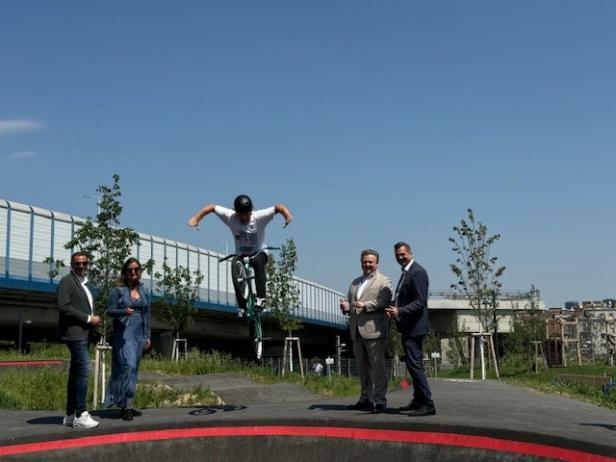 Spielen unter der Autobahn: Tangentenpark eröffnet