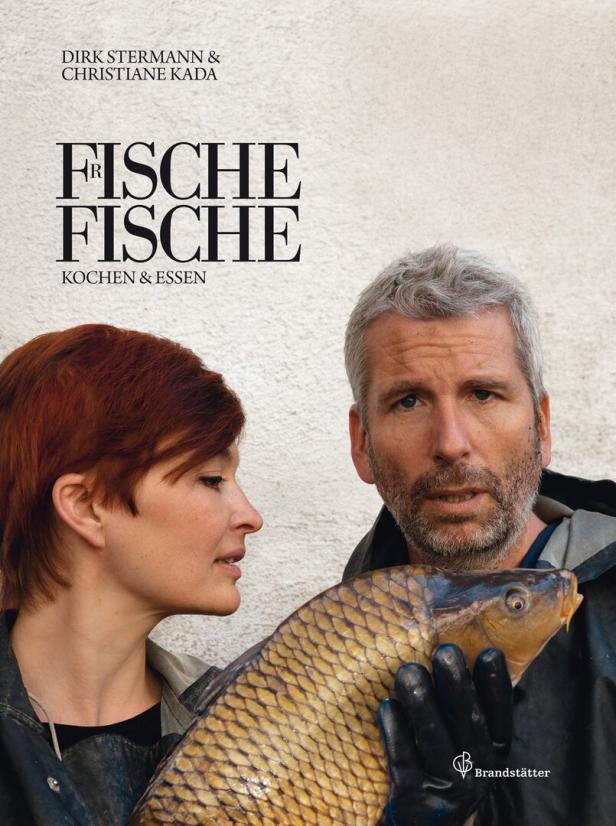 Das Cover des Kochbuchs „Fische Fische“ mit Dirk Stermann, Christiane Kada und einem Karpfen.