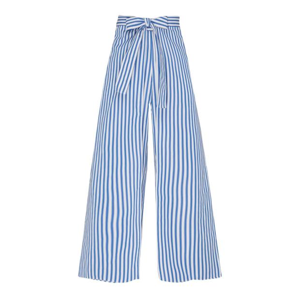 Eine gestreifte, weite Hose mit Schleife am Bund.