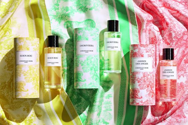Dior-Parfums „Eden-Roc“, „Dioriviera“ und „Jasmin des Anges“ auf einem farbenfrohen Tuch präsentiert.