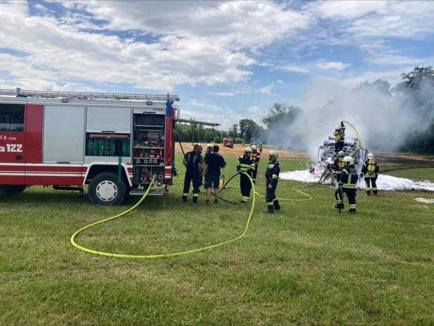 NÖ: Strohpresse ging im Arbeitseinsatz in Flammen auf