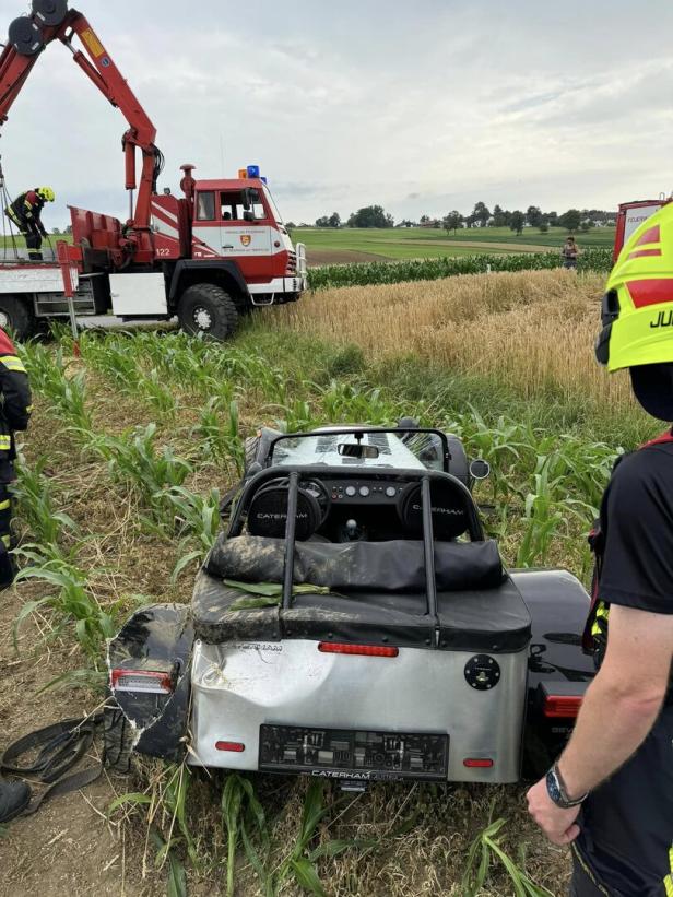 NÖ: Teurer Sportflitzer landete im Acker, weil Fahrer Wild auswich