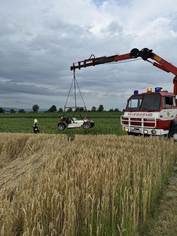 NÖ: Teurer Sportflitzer landete im Acker, weil Fahrer Wild auswich