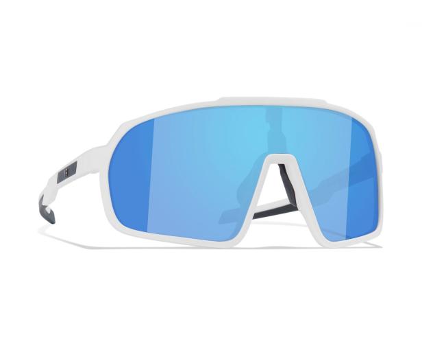 Eine weiße Sportsonnenbrille mit blauen Gläsern vor einem weißen Hintergrund.