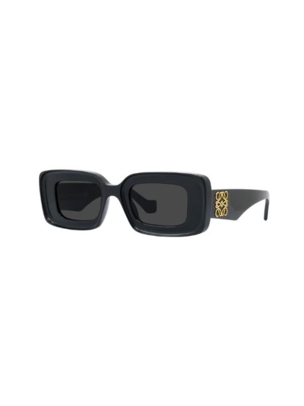 Eine schwarze, rechteckige Sonnenbrille mit goldenem Logo an den Bügeln.
