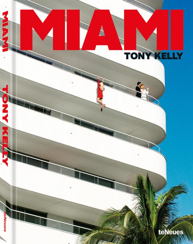 Das Cover des Buches „Miami“ von Tony Kelly zeigt eine Frau, die an einem Hochhaus hängt.