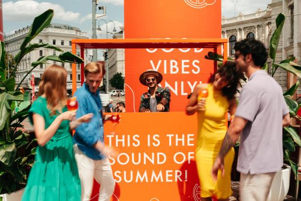 Aperol Spritz Piazza am Film Festival auf dem Wiener Rathausplatz