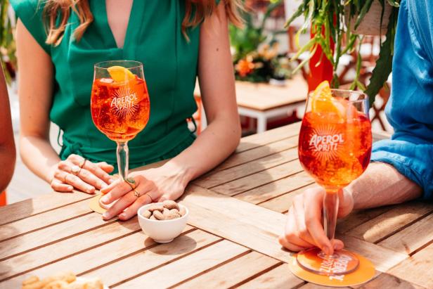 Aperol Spritz Piazza am Film Festival auf dem Wiener Rathausplatz