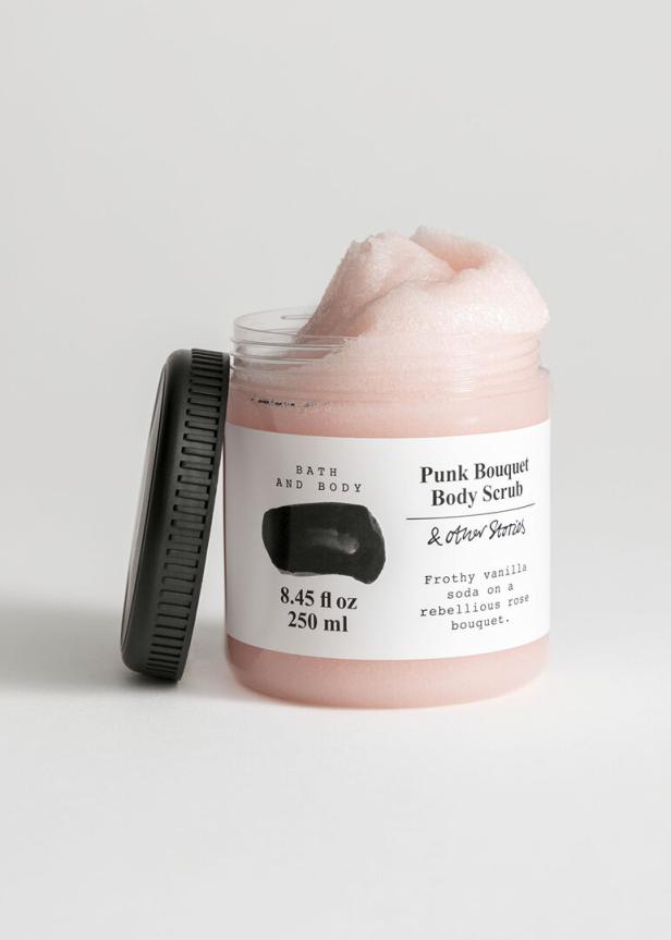 Ein geöffneter Tiegel „Punk Bouquet Body Scrub“ von & other Stories.