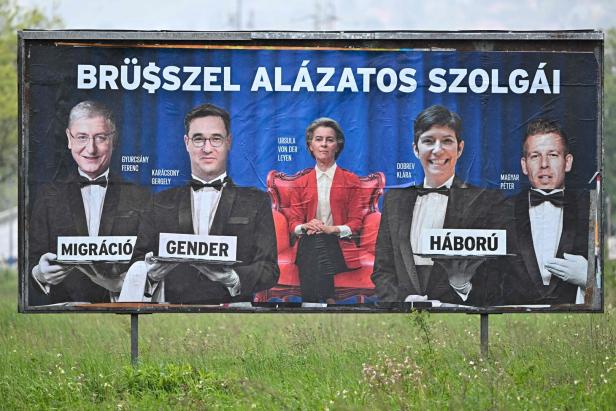 Der ungarische Premier Orbán macht sich die EU-Mitgliedschaft, wie sie ihm gefällt:  Ein Fidesz-Plakat  zeigt die Oppositionspolitiker als "Brüssels demütige Diener".