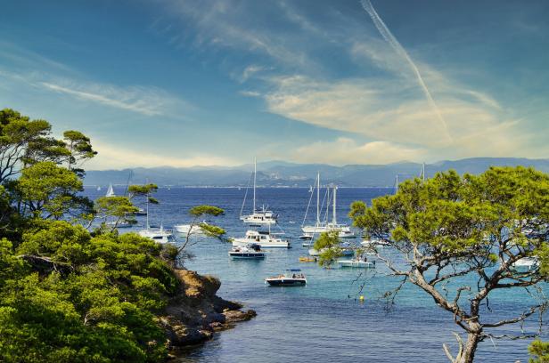 Küste der Inel Porquerolles in Frankreich, Segelschiffe in einer Bucht, Cote d'Azur