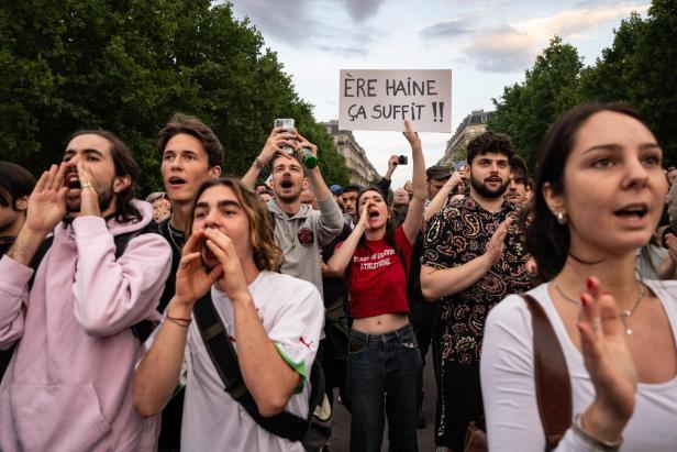"Hasszeit (RN), es reicht": Demo gegen den Erfolg des Rassemblement National (RN) bei dem ersten Durchgang der Parlamentswahl in Paris.