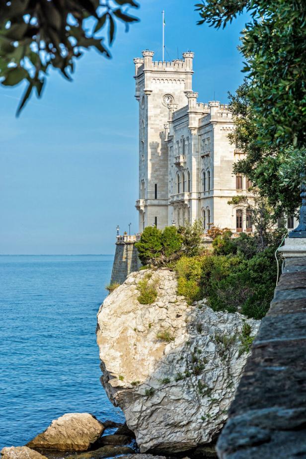 Schloss Miramare thront auf einer Klippe über dem blauen Meer.