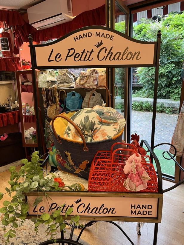 Ein Verkaufsstand mit handgefertigten Taschen und Accessoires von „Le Petit Chalon“.